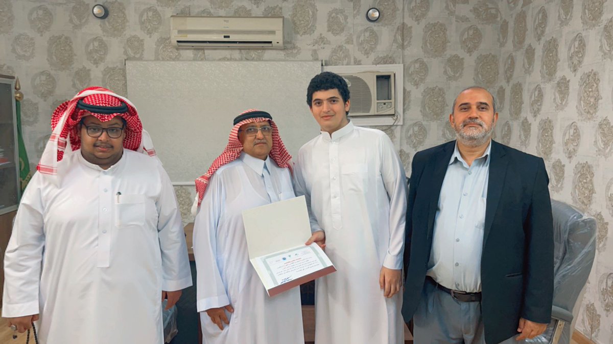 Manhal_School's tweet photo. ضمن مسابقة انضباطي (تميزت فلم أتغيب)
قامت ثانوية المنهل الثقافي ممثلة في مديرها (أ.عبداللطيف قاضي) والموجه الطلابي (أ.حامد الباحث) ووكيل المالك (أ.وليد غنيم) بتكريم الطالبين:
1- محمد ماهر أبو الفتوح بالصف الثالث الثانوي.
2- محمد عصام موسى بالصف الثاني الثانوي.
لانضباطهم في الحضور https://t.co/emrmjEoO1t