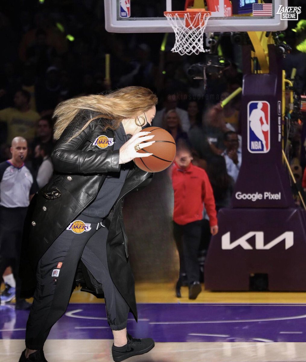 adkinsupremacy_'s tweet image. Adele at the next basketball game