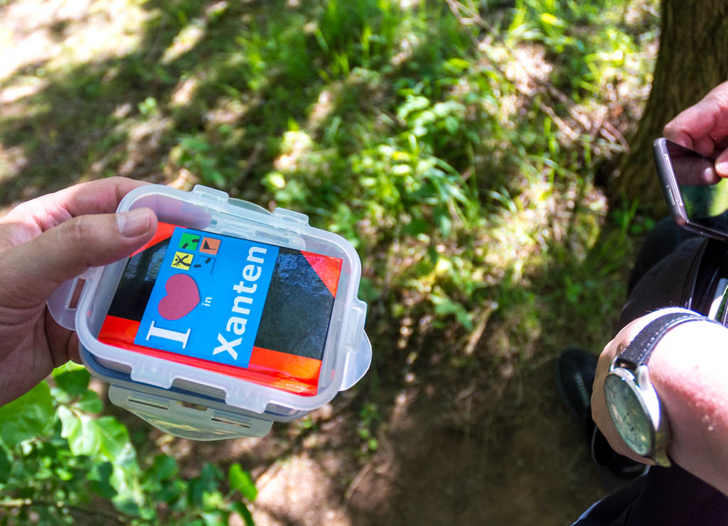 kuriosetage's tweet photo. Geocacher feiern den 2. Mai als Blue Switch Day. ๐ฐ๐ฐ๐๐ฐ๐ฐ Dieser erinnert an die Aufhebung der selektiven GPS-Verfรผgbarkeit am 2. Mai 2000. #blueswitchday
https://t.co/OerGc0hv8d https://t.co/oEBDKd5vBZ