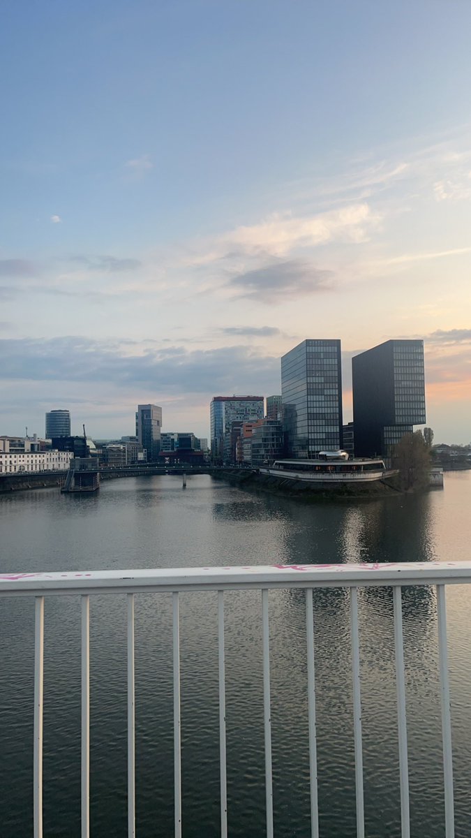 JasonRReynolds5's tweet photo. Sunset in Düsseldorf  to start my final week in Germany. #Erasmus23 https://t.co/HS3D9WXlqo