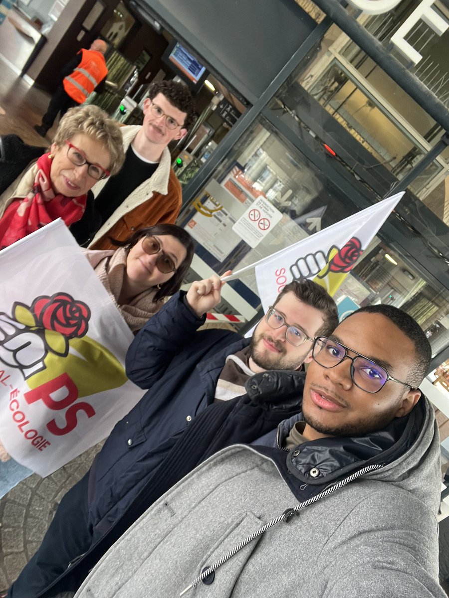 PS_Colombes's tweet photo. 📣 Les Socialistes de #Colombes mobilisés dans la rue aux côtés des travailleuses et travailleurs qui défendent leurs droits et renouveler ensemble notre opposition à la #RéformeDesRetraites ✊🏽🌹 https://t.co/doHlGNXXTW
