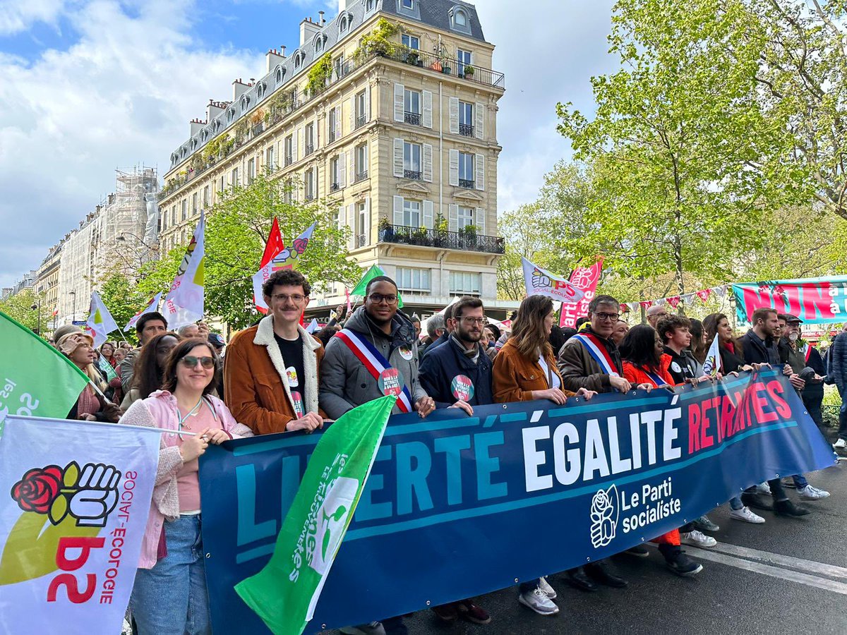 PS_Colombes's tweet photo. 📣 Les Socialistes de #Colombes mobilisés dans la rue aux côtés des travailleuses et travailleurs qui défendent leurs droits et renouveler ensemble notre opposition à la #RéformeDesRetraites ✊🏽🌹 https://t.co/doHlGNXXTW