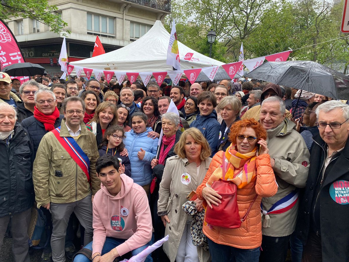 PS_Colombes's tweet photo. 📣 Les Socialistes de #Colombes mobilisés dans la rue aux côtés des travailleuses et travailleurs qui défendent leurs droits et renouveler ensemble notre opposition à la #RéformeDesRetraites ✊🏽🌹 https://t.co/doHlGNXXTW