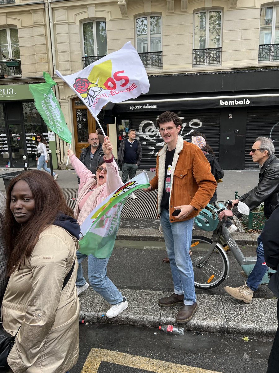 PS_Colombes's tweet photo. 📣 Les Socialistes de #Colombes mobilisés dans la rue aux côtés des travailleuses et travailleurs qui défendent leurs droits et renouveler ensemble notre opposition à la #RéformeDesRetraites ✊🏽🌹 https://t.co/doHlGNXXTW