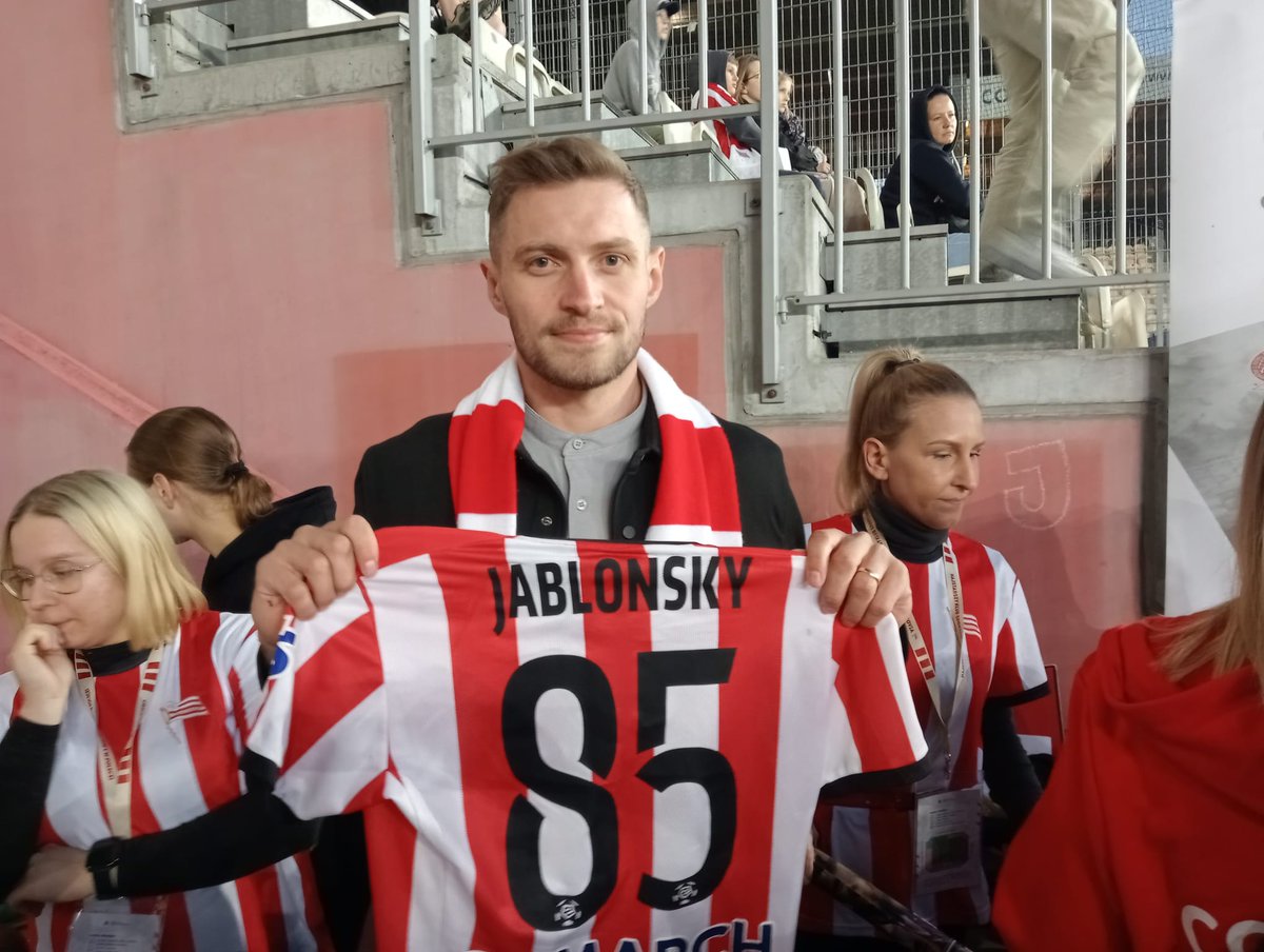 SrCracovii's tweet photo. Tradycyjnie w przerwie meczu nasz sektor odwiedził zawodnik Cracovii. Tym razem autografy oraz zdjęcia kibice mogli zdobyć od naszego obrońcy- Davia Jablonskiego. Pomimo kontuzji David został z nami przez ponad pół godziny, a widoczną poniżej koszulkę przekazał na licytację https://t.co/N1yJjWX5XR
