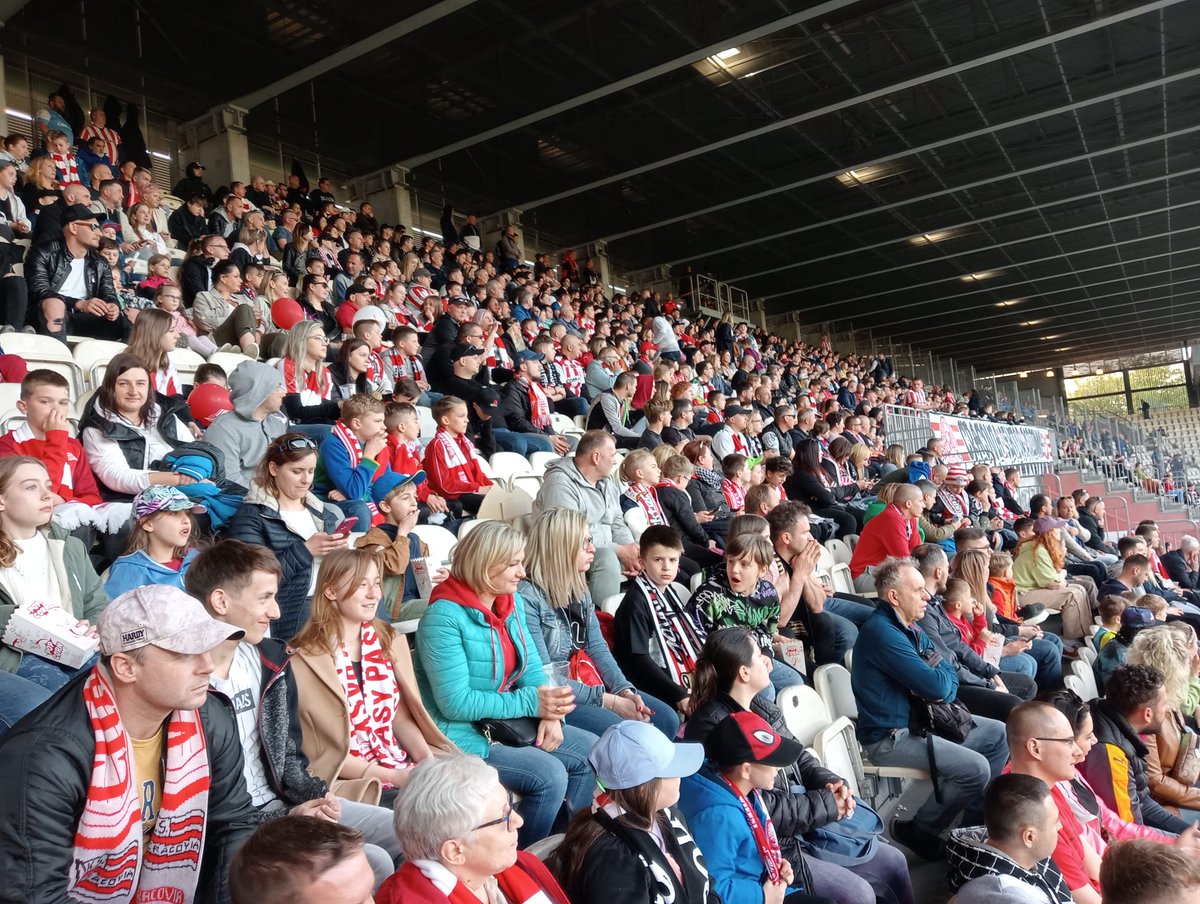 SrCracovii's tweet photo. Tradycyjnie w przerwie meczu nasz sektor odwiedził zawodnik Cracovii. Tym razem autografy oraz zdjęcia kibice mogli zdobyć od naszego obrońcy- Davia Jablonskiego. Pomimo kontuzji David został z nami przez ponad pół godziny, a widoczną poniżej koszulkę przekazał na licytację https://t.co/N1yJjWX5XR