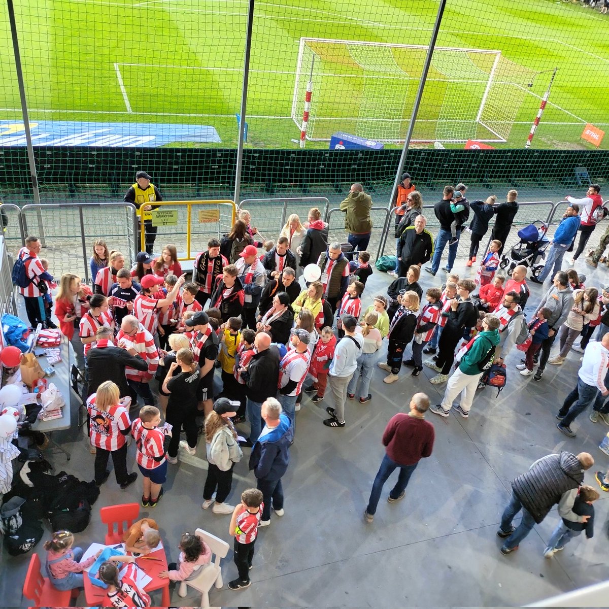 SrCracovii's tweet photo. Tradycyjnie w przerwie meczu nasz sektor odwiedził zawodnik Cracovii. Tym razem autografy oraz zdjęcia kibice mogli zdobyć od naszego obrońcy- Davia Jablonskiego. Pomimo kontuzji David został z nami przez ponad pół godziny, a widoczną poniżej koszulkę przekazał na licytację https://t.co/N1yJjWX5XR