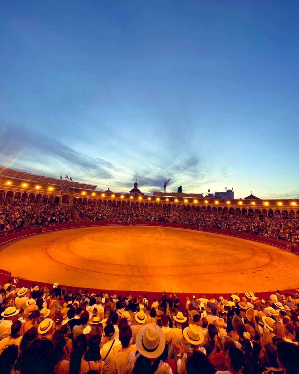 ClemLaporte's tweet photo. Un petit tour à Séville pendant la feria! 🍀☀️🐂
#seville #toros https://t.co/GoBv894dUp