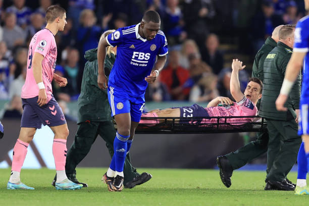 It looks very bad for Seamus Coleman tonight after another horror injury. Despite this he was still urging on his teammates and the Everton fans as he left the pitch on a stretcher. Our heart and good wishes go out to Seamus this evening. Let's hope it is not as bad as it looks.