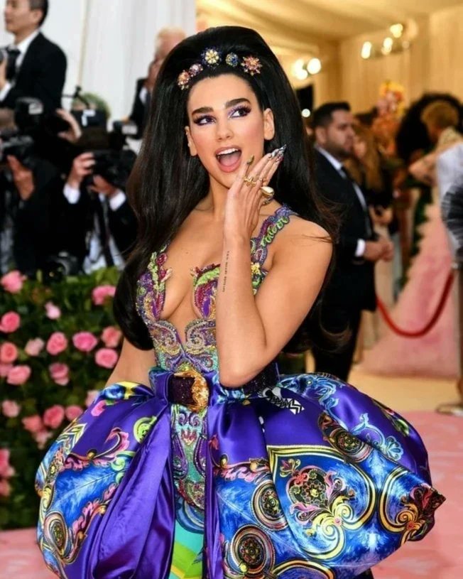 DuaLipnf's tweet photo. 🗓️ | 4 years ago today, @DUALIPA  attended the #MetGala for the first ever time wearing Atelier Versace in 2019. 

_ _ _ _ _ _ _ _ _ _ _ _ _ _ _ _ _ _ _ _ _ _ _ _ _

Met Gala 2023:

🇺🇲 18:00 pm
🇦🇷 19:00 pm
🇲🇽 16:00 pm
🇨🇱 18:00 pm
🇨🇴 17:00 pm
🇵🇪 18:00 pm
🇻🇪 18:00 pm

🪡 https://t.co/jBtOHPBv2Z