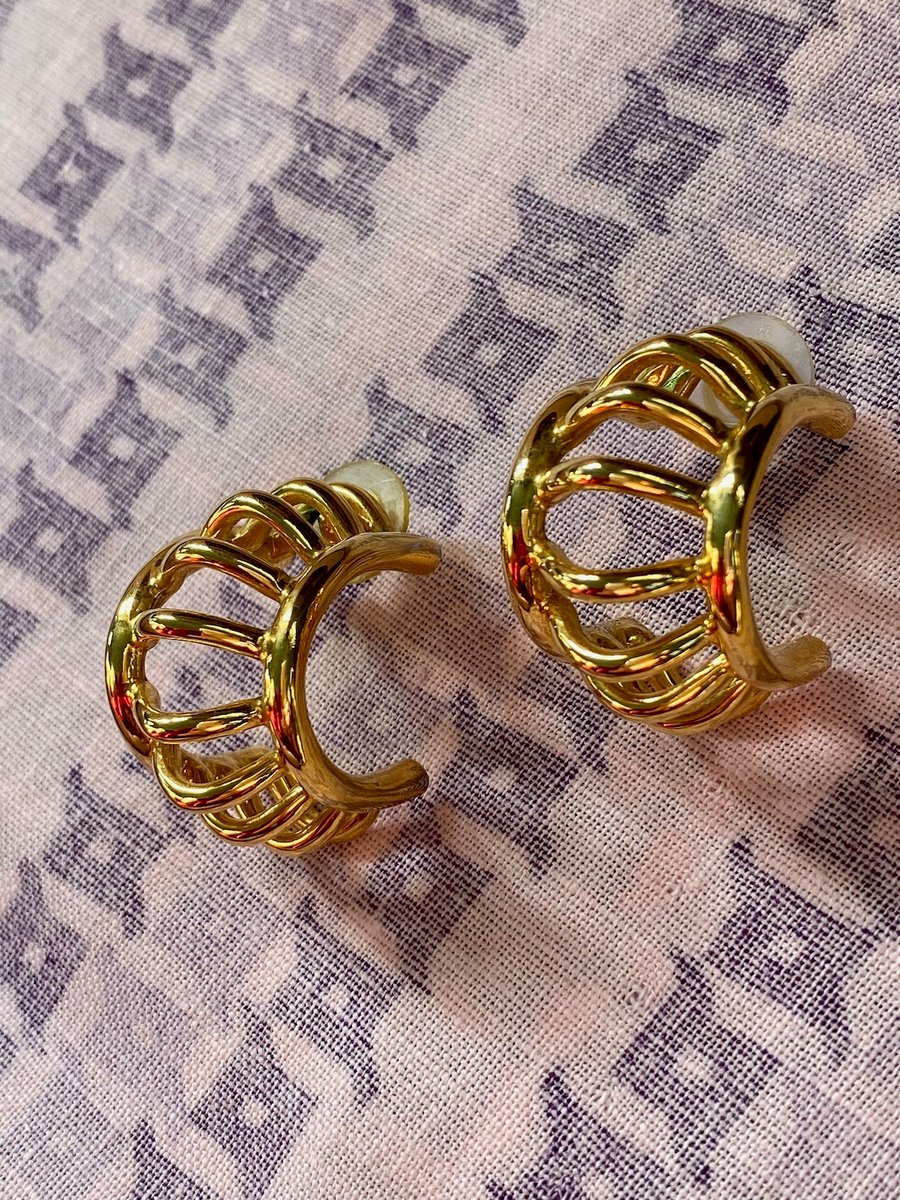 Vintage 1980s Gold Hoop Earrings Pierced #GoldHoopEarrings #1980sJewelry 
$55.00
➤ etsy.com/listing/142673…