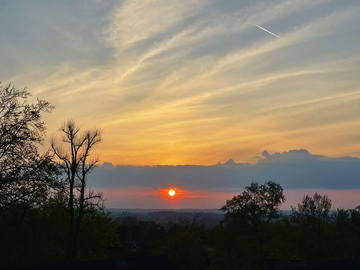 emma_macasph's tweet photo. It’s the little things #viewfrommykitchen #goldenhour 🌅🧡 https://t.co/tzAfLohIHR