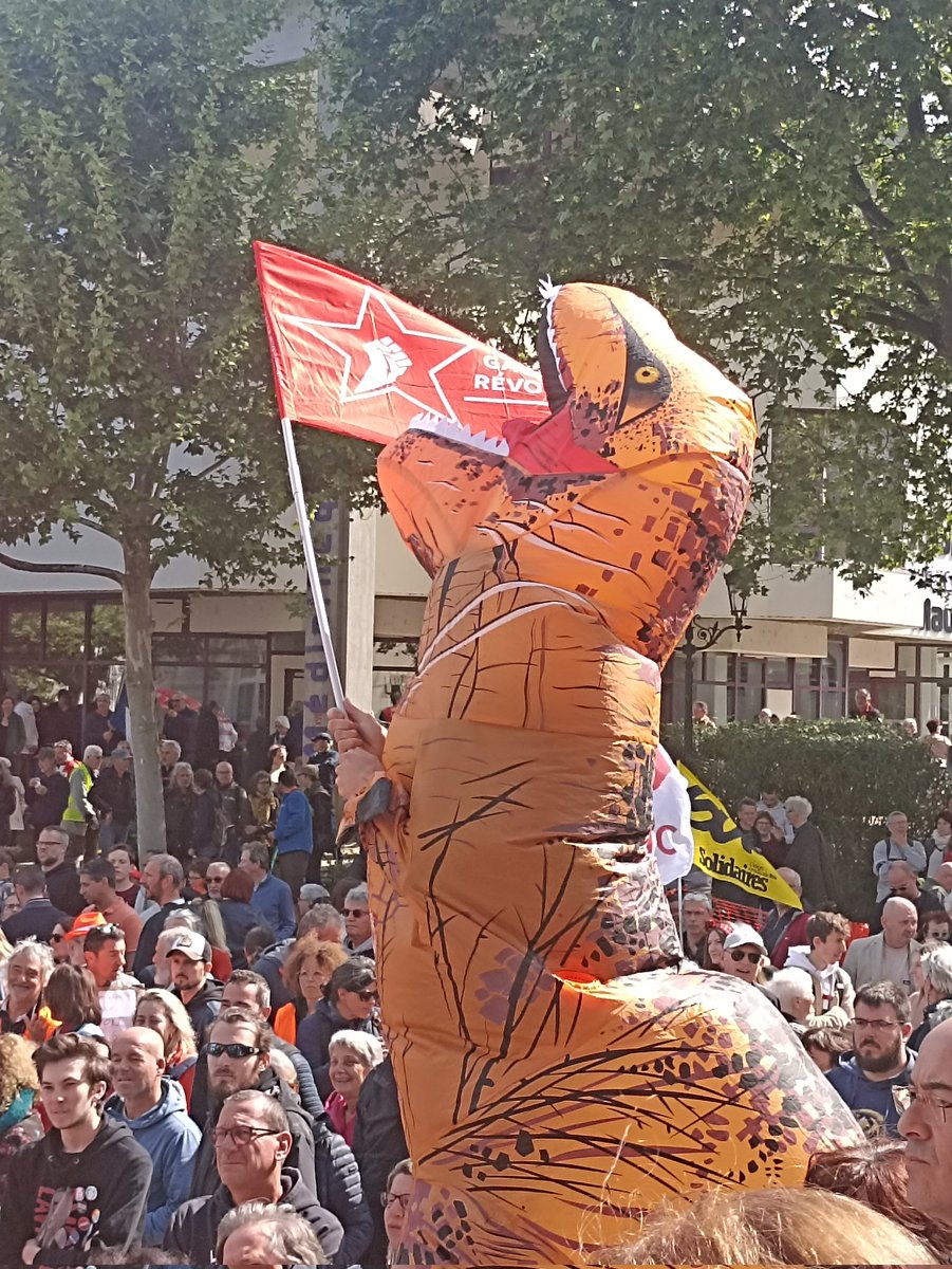 GRsudest's tweet photo. Nous étions encore nombreux à Montélimar, en cette journée des droits des travailleurs, pour lutter contre ce gouvernement qui les méprise ! #1erMai #1erMaiUnitaire #1erMai2023 #Manif1erMai https://t.co/yvv7lesf3K