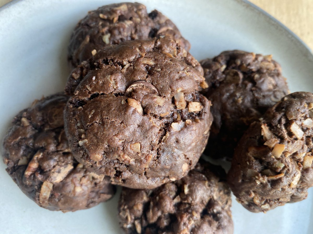 kalevoncelery's tweet photo. Cookies of the Month for May are German Chocolate and Cinnamon Roll Sugar Cookies. Subscribe today! https://t.co/XbfRunBhxr 🍪 #vegan #veganfood #plantbased #vegancommunity #veganism https://t.co/Aet6NhdN50