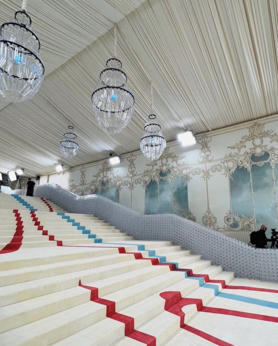 hesjhtek's tweet photo. Obsessed with the looks but kinda mad at the carpet design. Feels a bid off brand in regard to the theme… #met2023 #KarlLagerfeld https://t.co/YjlWEMKkb8