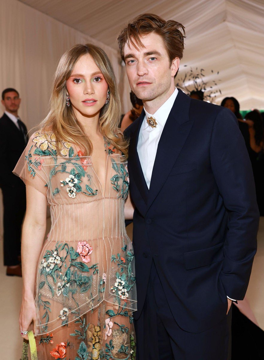 popcultureshub's tweet photo. Suki Waterhouse and Robert Pattinson at #MetGala https://t.co/TJIFhF43Qq