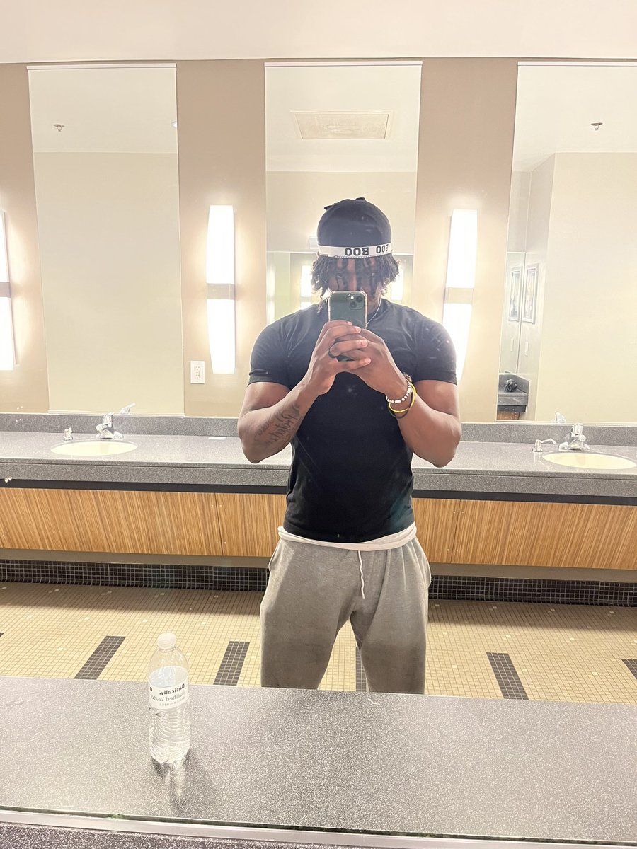 Drdbloo's tweet photo. The grind don’t ever stop- this comeback is personal 🏈💯 https://t.co/DmHxwo4iQC