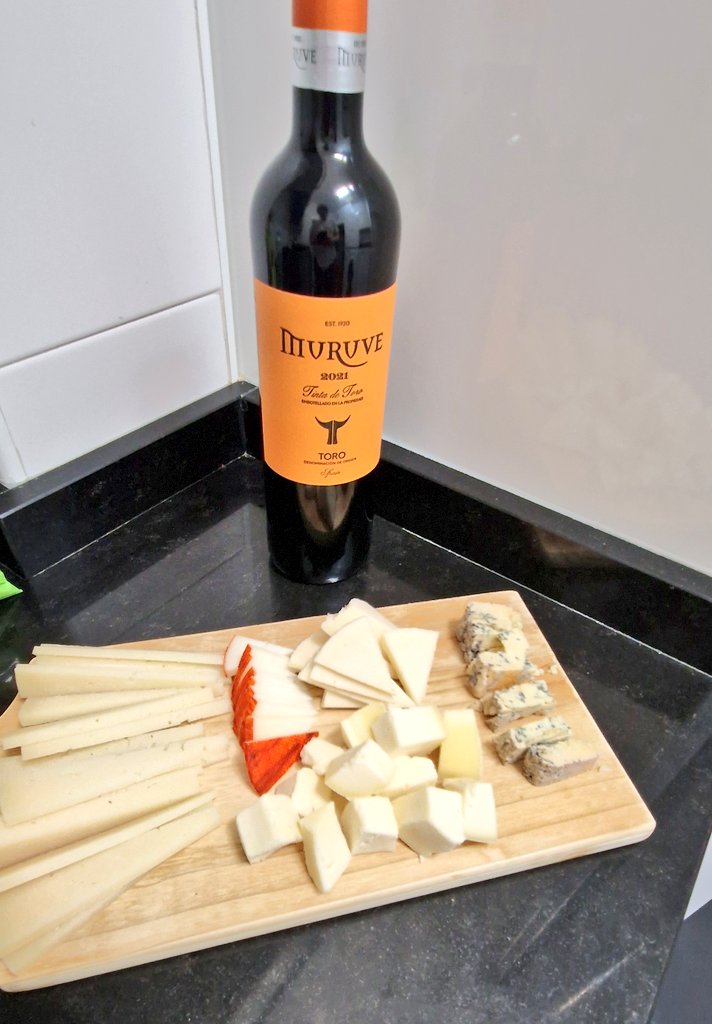 srdeserrano's tweet photo. Algo habrá que cenar. Vino&amp;quesos #muruve @VinodeToro @tierradesabor #vinotinto #queso https://t.co/TcMDoYfyNk