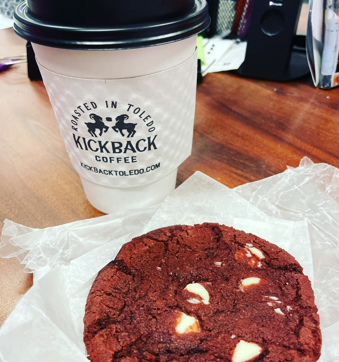 TeenTeacherLA's tweet photo. Shout out to the @OtsegoPTO and #KickbackCoffee for this amazing Monday morning pick me up! ☕️🍪

#TeacherAppreciationWeek #OtsegoKnights https://t.co/3zsUla1Xty