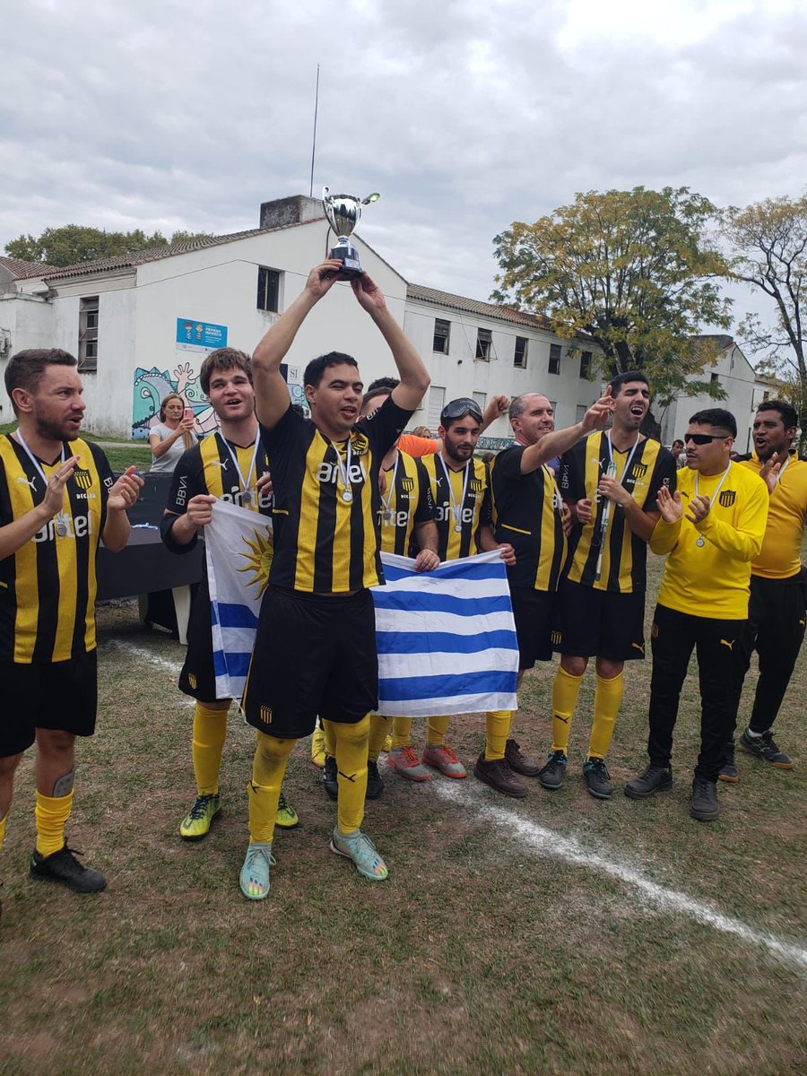 #Peñarol Inclusivo | Nuestro equipo se coronó campeón de la Copa Amistad Río de la Plata de fútbol para ciegos, jugando en Argentina 🇦🇷.

#VamosCarbonero