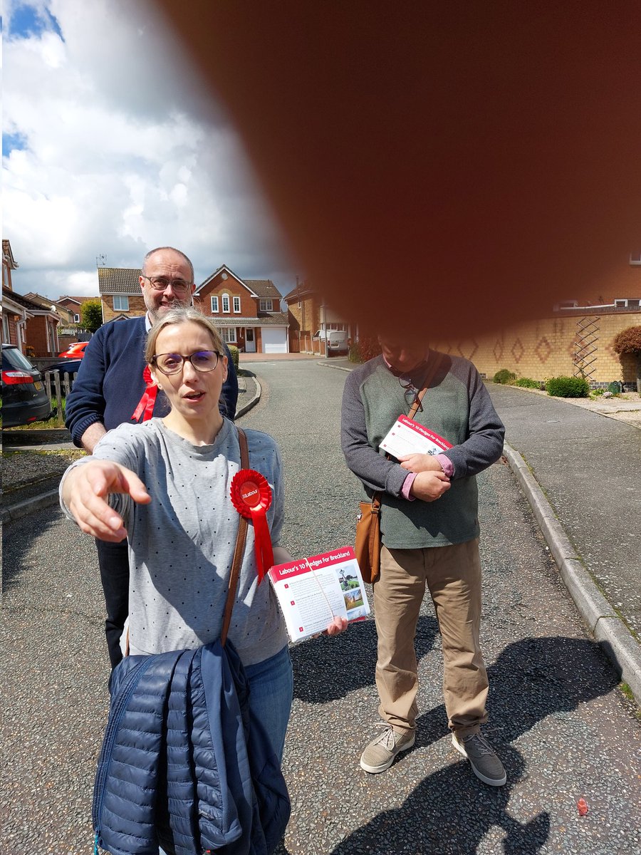 Action shot from canvassing in Scarning and Shipdham today 😂 I love being out with the @mnlabourparty crew ❤️

#labourdoorstep #labour