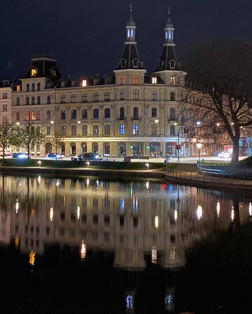 knut's tweet image. Castle in the City. Taken from Dronning Louises Bro in Copenhagen Thursday. instagr.am/p/Crtl2NCMRUa/