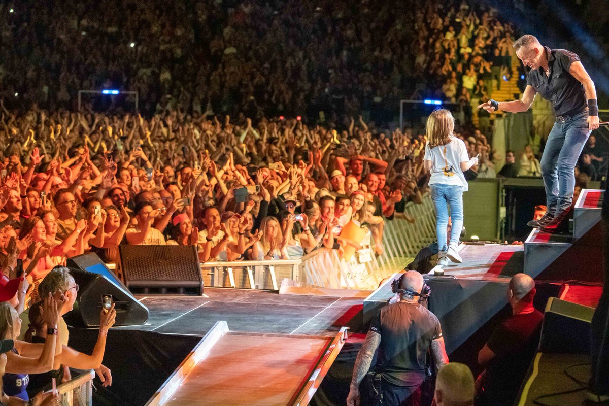 springsteen's tweet photo. https://t.co/erMioK5jTQ