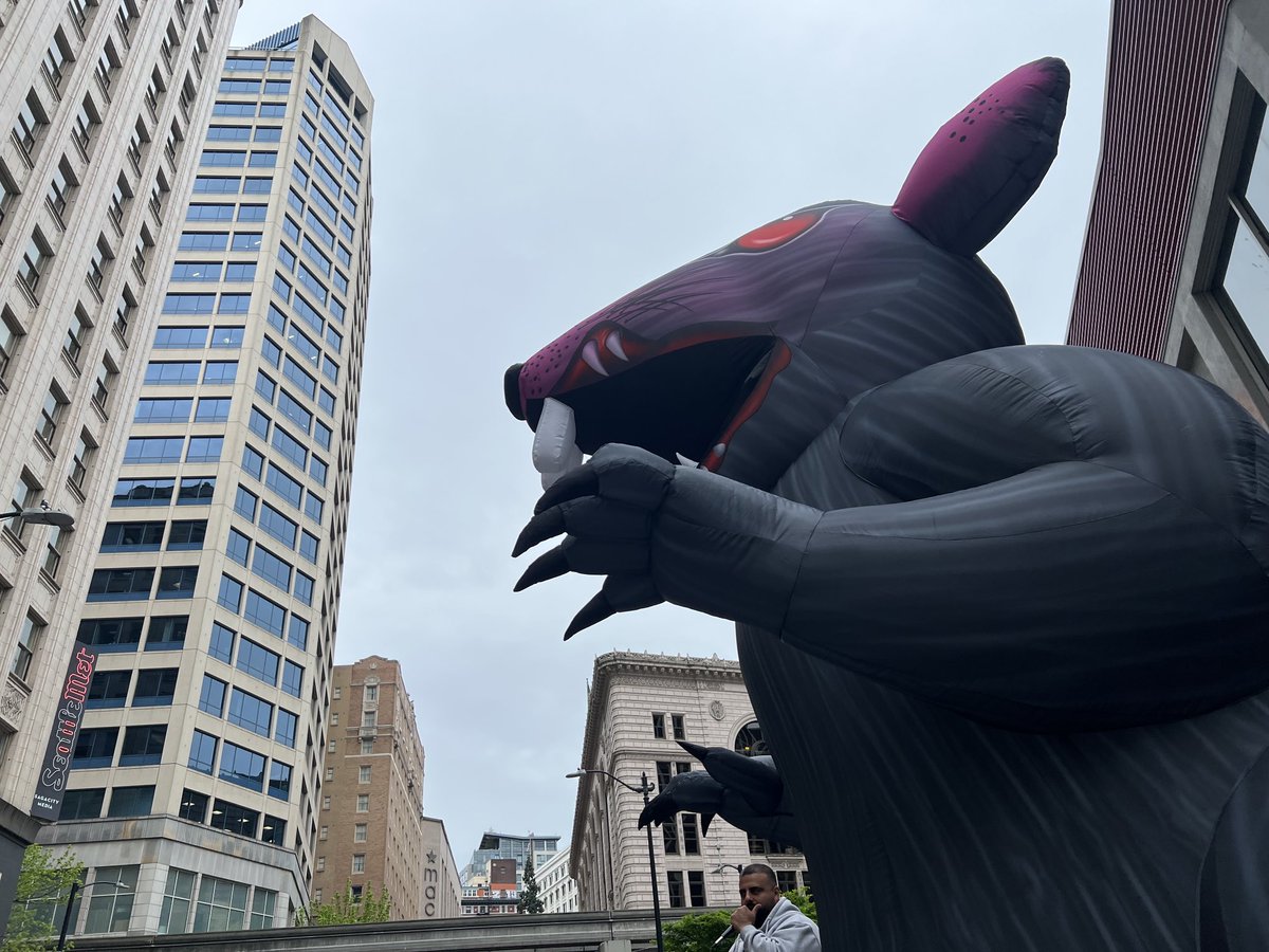 SEIU6's tweet photo. Happy May Day! Out in downtown Seattle to call for good union jobs for the janitors who clean the Medical Dental building. Synergy Building Services, do better! #MayDay2023 #MayDay https://t.co/ie62aAS18u