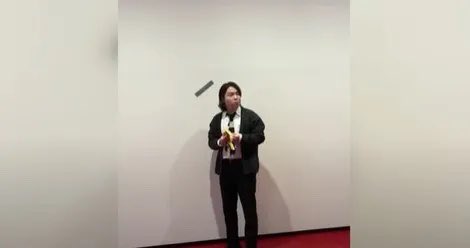 DBking85's tweet photo. Si sono mangiati la “banana” di #cattelan 😏

Uno studente sudcoreano si mangia la banana da 120mila dollari dell’installazione di Maurizio Cattelan. Successivamente afferma “Ho saltato la colazione ed ero affamato”.

L’opera è “Comedian”, una banana matura attaccata con nastro adesivo a una parete: fa parte della mostra di Cattelan “We”. Ovviamente il il museo ha successivamente collocato un’altra banana nello stesso punto.

#DBArte #BaroArte #arte #cultura #art #MaurizioCattelan