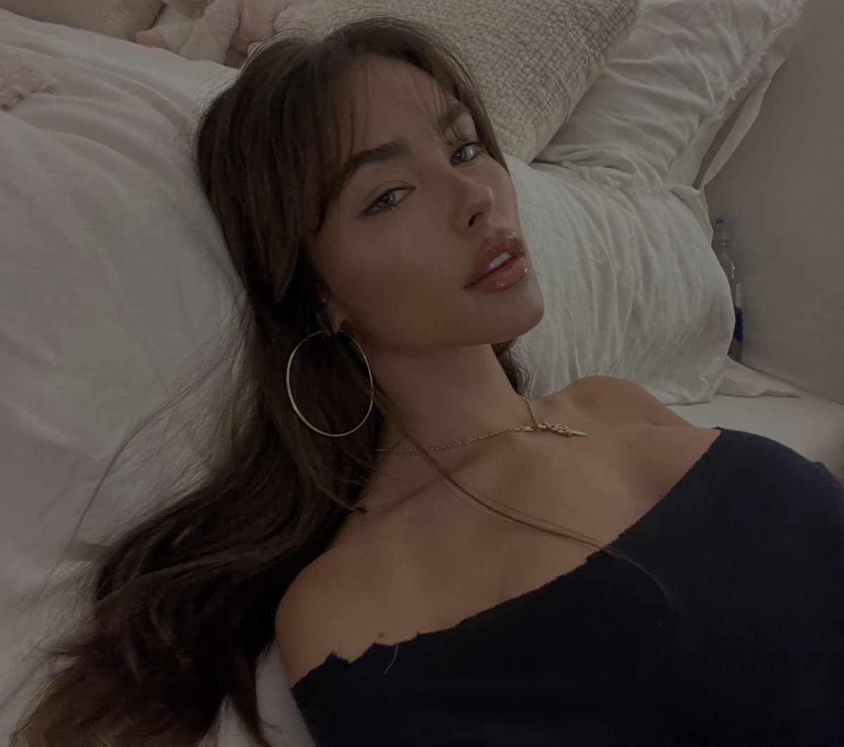 ⠀⠀⠀⠀ ⠀⠀⠀  ⠀   
⠀ ⠀⠀ ⠀⠀ ⠀ ⠀ Elle    était    si     délicate
⠀ ⠀⠀ ⠀⠀ ⠀ ⠀ sous effet psychédélique.
⠀⠀⠀