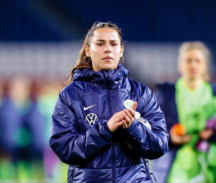 _tomibueno's tweet photo. Lena Oberdorf estaba con 90+ minutos encima y en la prórroga corrió todo, ocupaba gran parte del medio campo e incluso le daba salida de balón al Wolfsburgo.

Hay que traerla por lo civil o por lo criminal, @realmadridfem. https://t.co/80iCK3KHWY