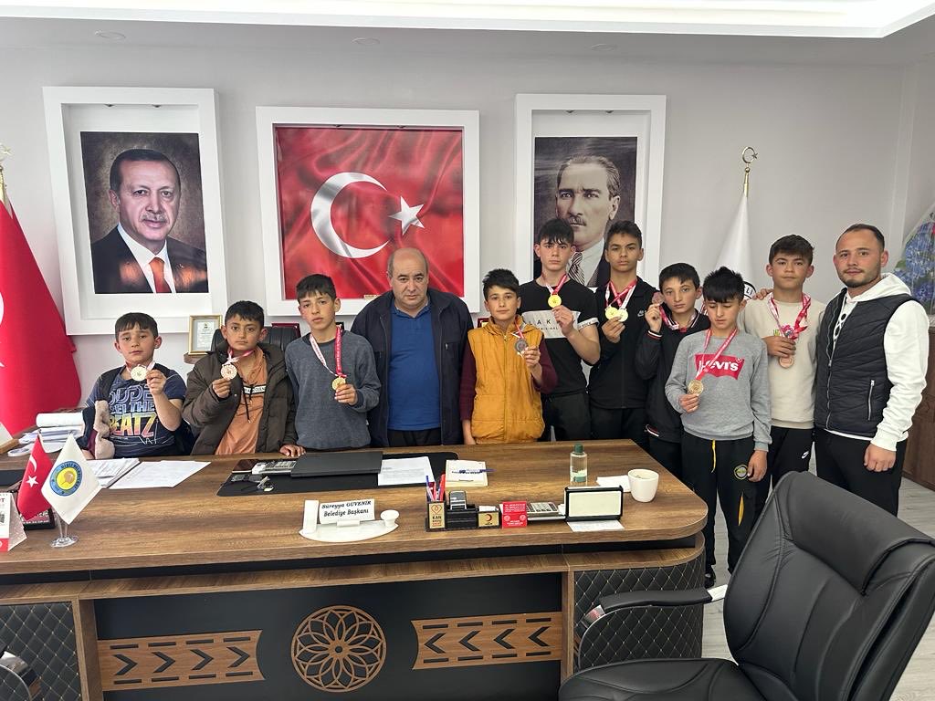 01.05.2023 tarihinde Afyonkarahisar da yapılan U13 ve U15 Serbest Güreş İl Birinciliği müsabakalarına Dişli Belediyesi Hibrit Spor bünyesindeki Güreş Takımımız;
6 siklette 1.lik 
3 siklette 2. Lik 
2 siklette 3.lük kazandılar.Belediye Başkanı olarak gençlerimizi tebrik ediyorum.