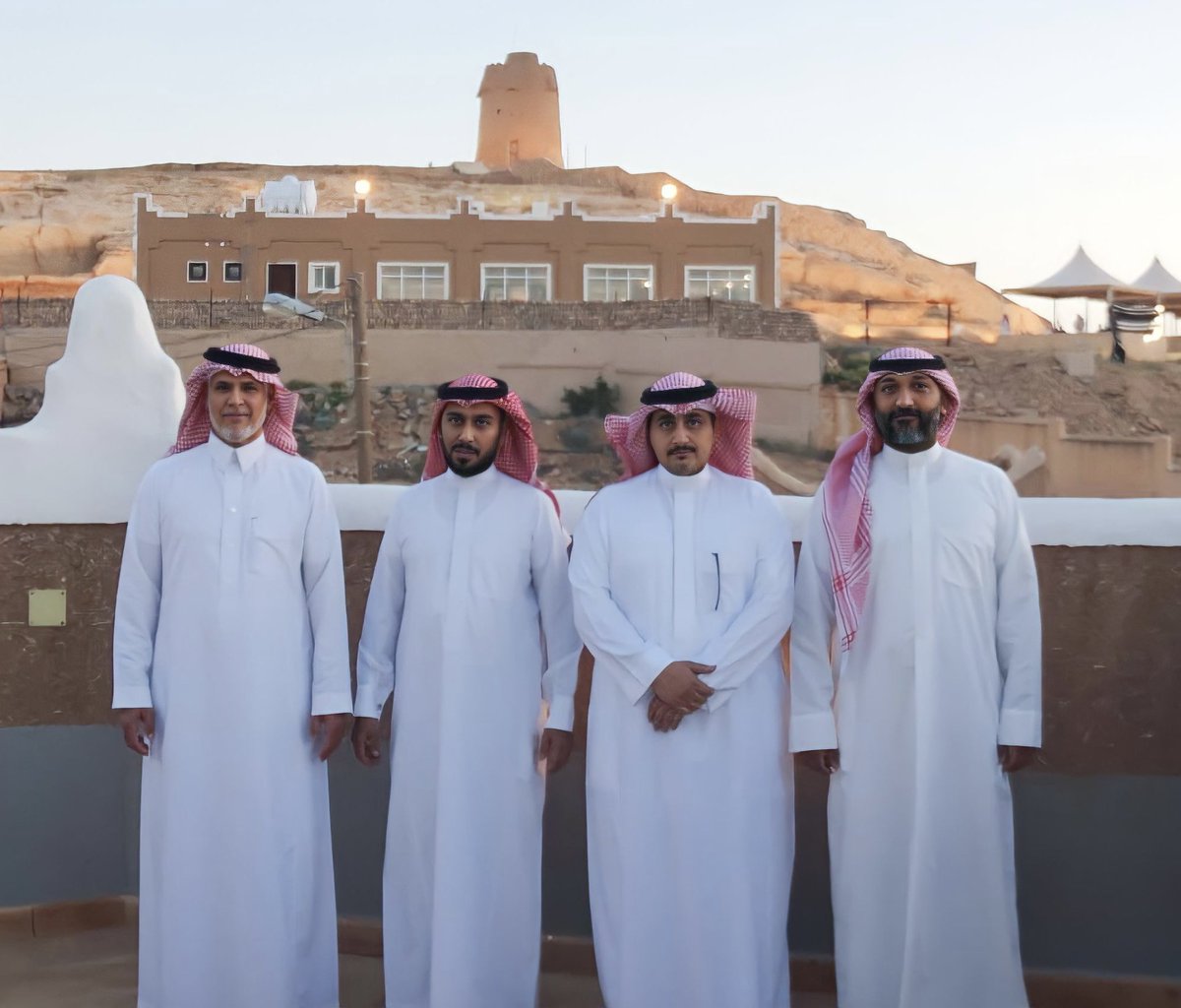 a_alshalhoub_'s tweet photo. سعدنا هذا اليوم الأثنين الموافق ١٤٤٤/١٠/١١هـ بتشريف سعادة / رئيس جامعة المجمعة 
الأستاذ الدكتور / صالح بن عبدالله المزعل والوفد المرافق له في ديوانية زيد بن ابراهيم الشلهوب وأبناءه رحمهم الله ، تخللها جوله في الديوانية وتدوين كلمه في سجل الزيارات .
فحيا الله الرئيس وصحبه الكرام https://t.co/BuP7nudjQ4