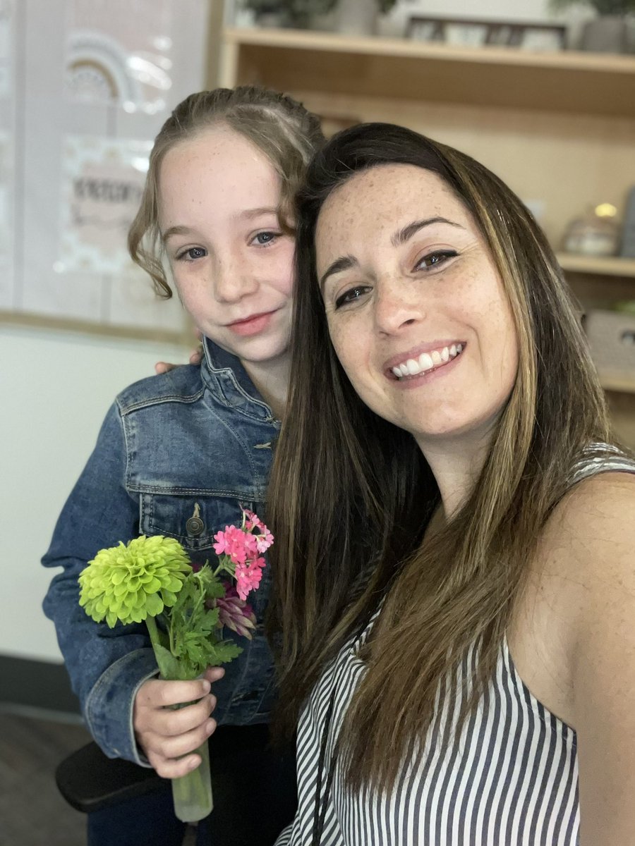 MrsAndersen24's tweet photo. Flowers from this wonderful student made my Monday morning 🌸 🌺 @AngelOakElem #angeloakes #TeacherAppreciationWeek https://t.co/PqK3Ob2Fz1