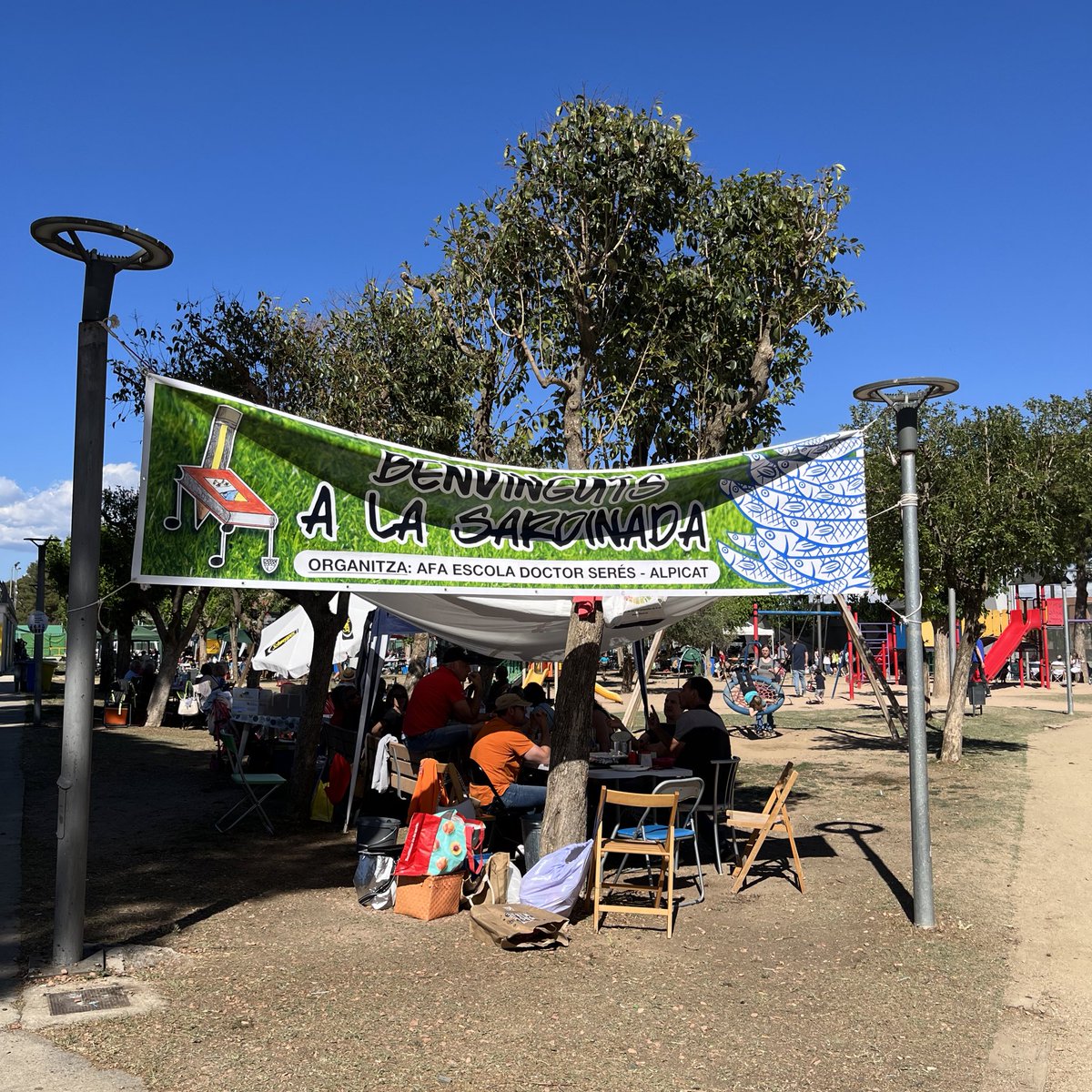 sarabailac's tweet photo. 🐟 Avui la sardinada d’#Alpicat ha aplegat més de 1.000 persones!
🤗Moltes gràcies @Pocinomoga per la invitació, teniu un poble actiu i amb molt potencial. https://t.co/4DOf9Gv07z