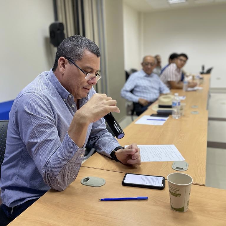 Buen diálogo con Gilberto Robles, presidente de <a href="/COPARMEXSON/">Coparmex Sonora Norte</a> y dueño de #Abarrey. Muy clara su postura de la importante participación del sector empresarial en la vida pública del país, desde la conciliación y unidad; así como el fortalecer la relación obrero-patronal. #1deMayo