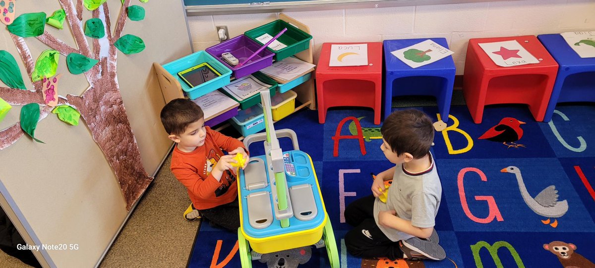 MissEricaTeach's tweet photo. Room One is working hard on our sharing and taking turn skills! Very proud of my students! https://t.co/yTGiqOXGqL