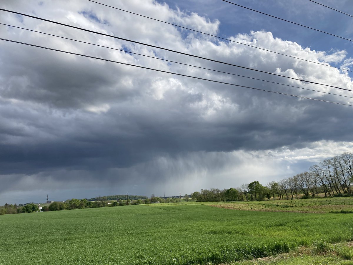 Super isolated showers right now. Pretty cool. #Weathercloud #mayweather #awesomeclouds #springshowers #weatherchaser #itsamazingoutthere #pennsylvaniaweather #LancasterCounty #LancasterCountyWeather #neverstopexploring #yeeyee