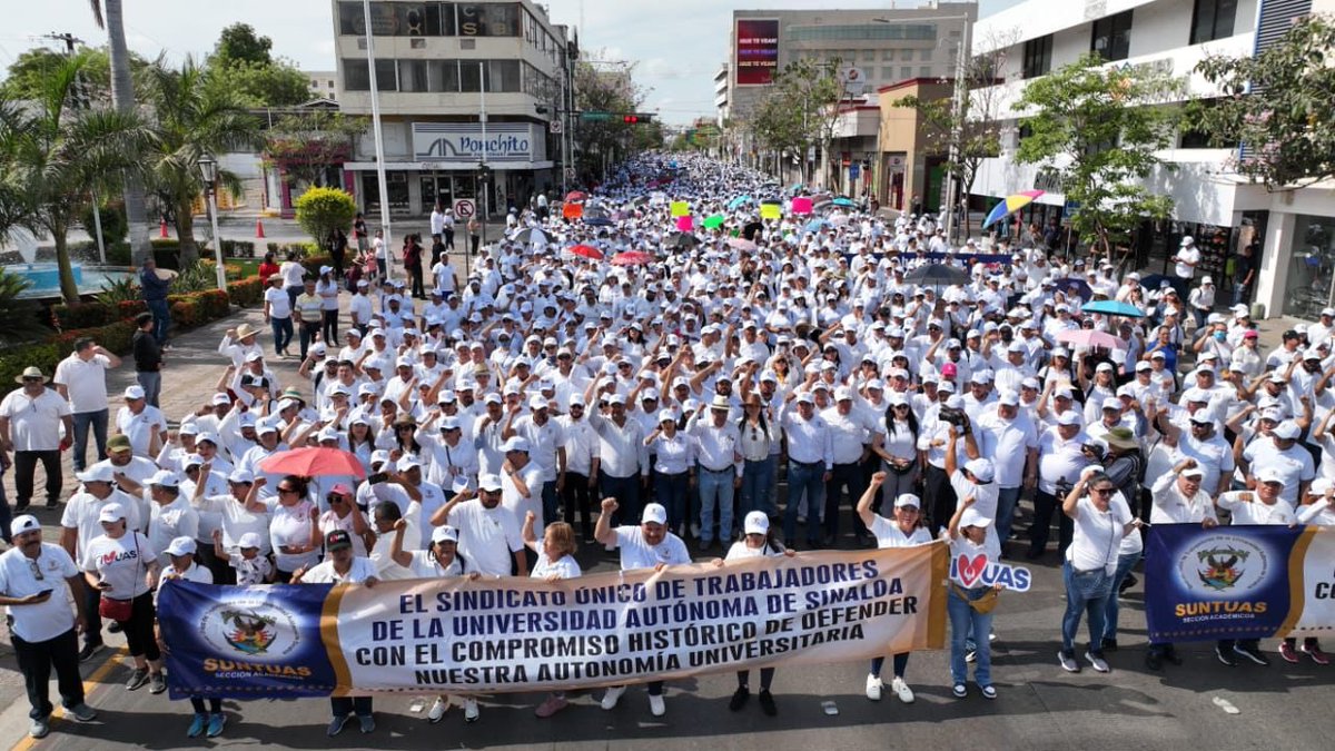 noticieristas's tweet photo. #DíaDelTrabajo 👊🏻 | Más de 25 mil universitarios salen a las calles para defender a la UAS y la Autonomía Universitaria. 

#ObservandoEnVivo 🔴 | @Noticierista https://t.co/VCiLNqaaVl