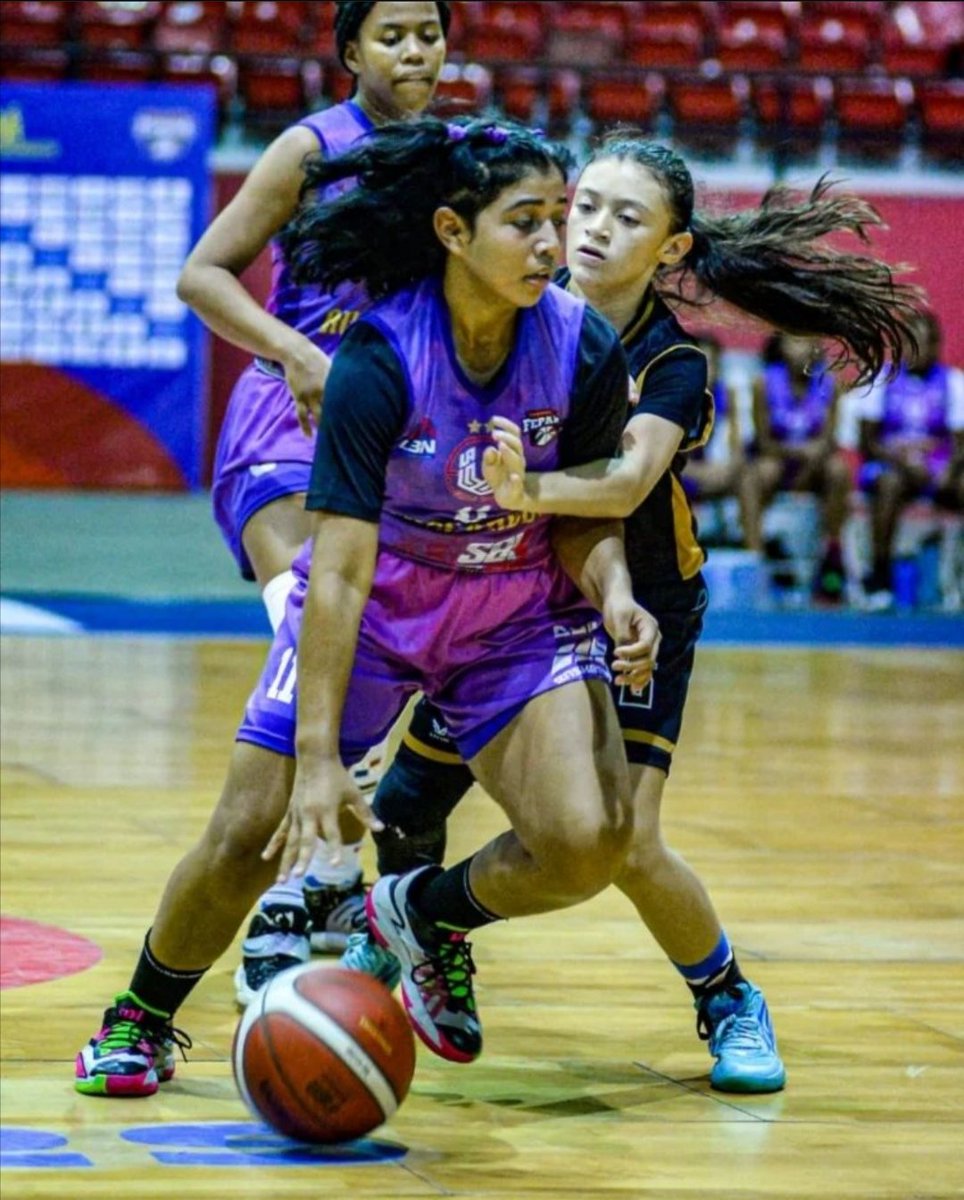Lidumay De La Oliva #11, la válvula de escape en las transiciones de La U Girl Hoops. ✨🏀 

<a href="/lpbpanama/">LPB Panamá</a>
📸<a href="/rdibulet/">Román Dibulet</a>