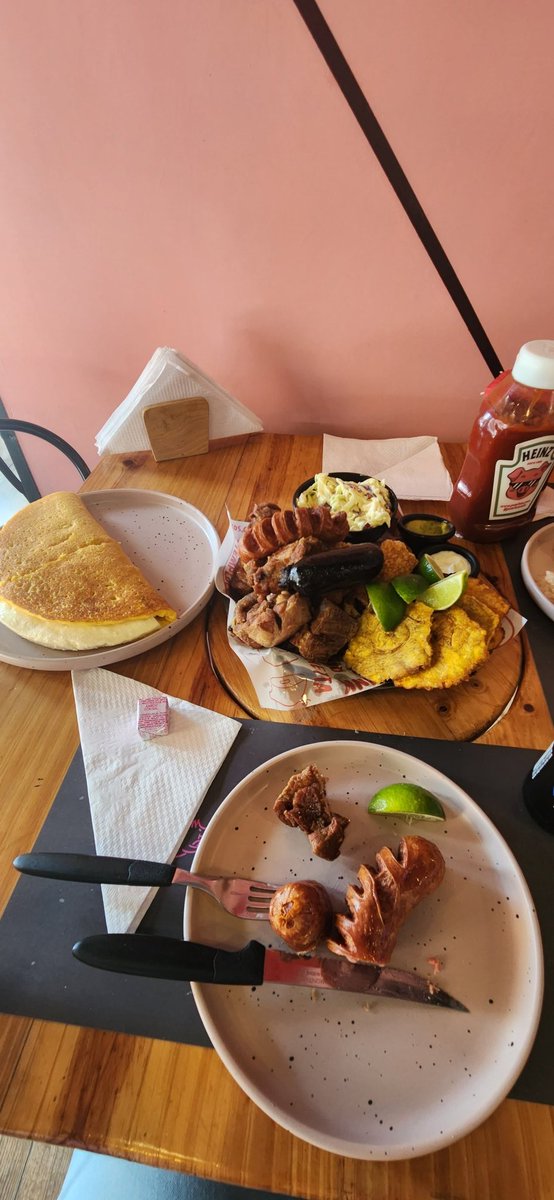 Siguiendo mis recomendaciones culinarias, háganse el favor de ir a <a href="/puerkosvzla/">Puerkos</a> la atención 10/10 y la comida riquísima 🤤