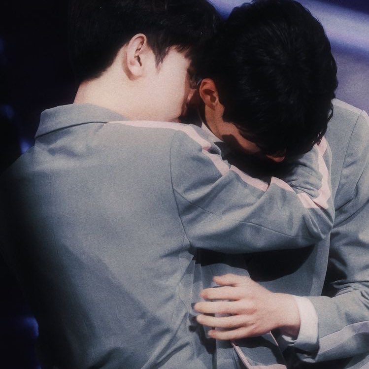 haocentro's tweet photo. haobin au - your lie in april ♫ ✿ ♡

hānbin era considerado un prodigio del piano, pero luego de un evento traumático en su vida, es incapaz de volver a tocarlo. hasta que conoce a haō, un violinista de carácter fuerte y libre que lo convence a volver a la música. https://t.co/hAPEJVHTWt