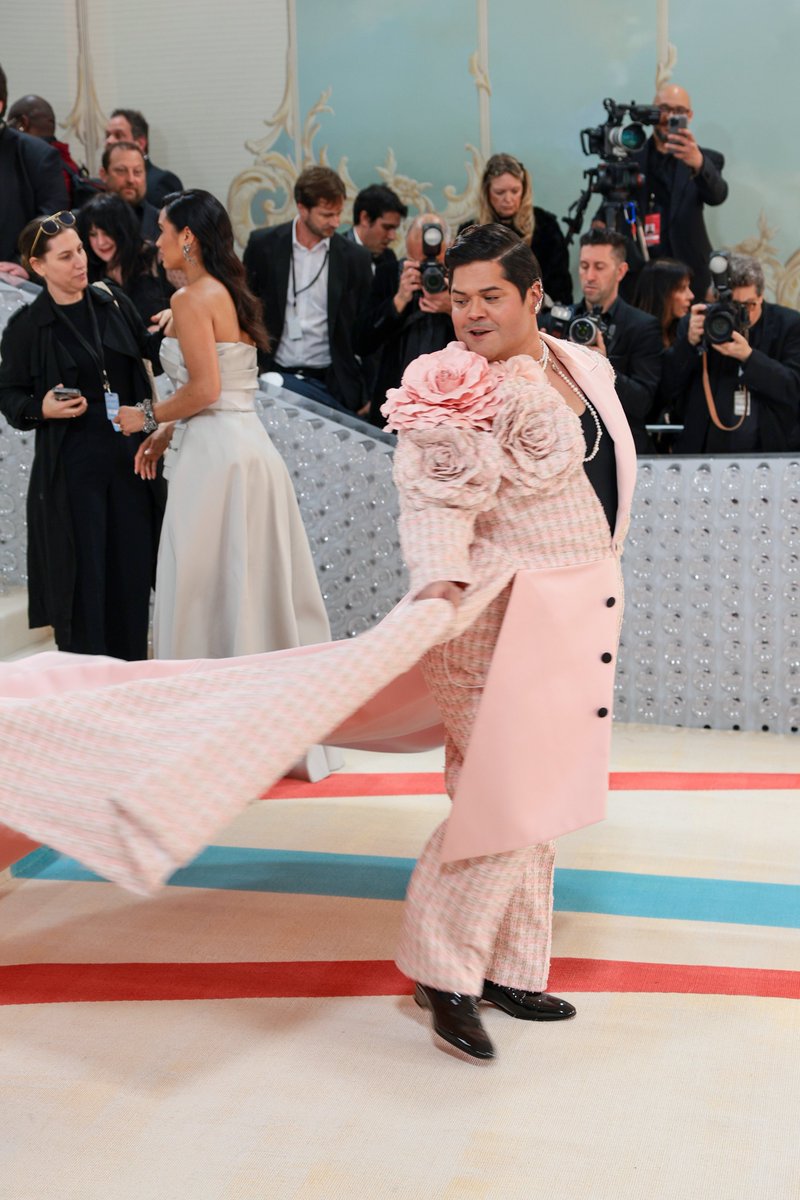 Harvey Guillén arrives at the #MetGala.