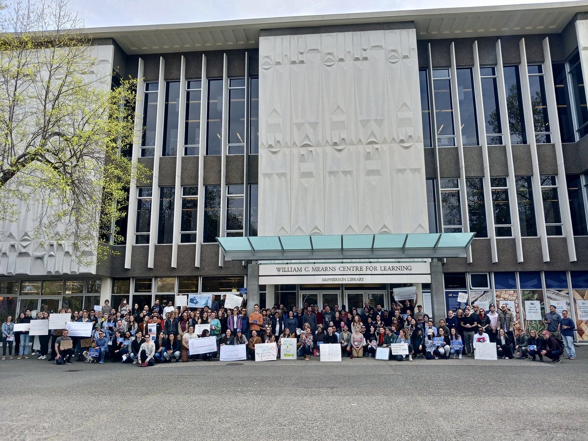 HUGE turnout for @uvic’s @SupportOurSci rally! Thanks to the organizers, and thanks to all the faculty and staff who came out to show their support! @chemistryatuvic @PresidentUVic @robinGhicks