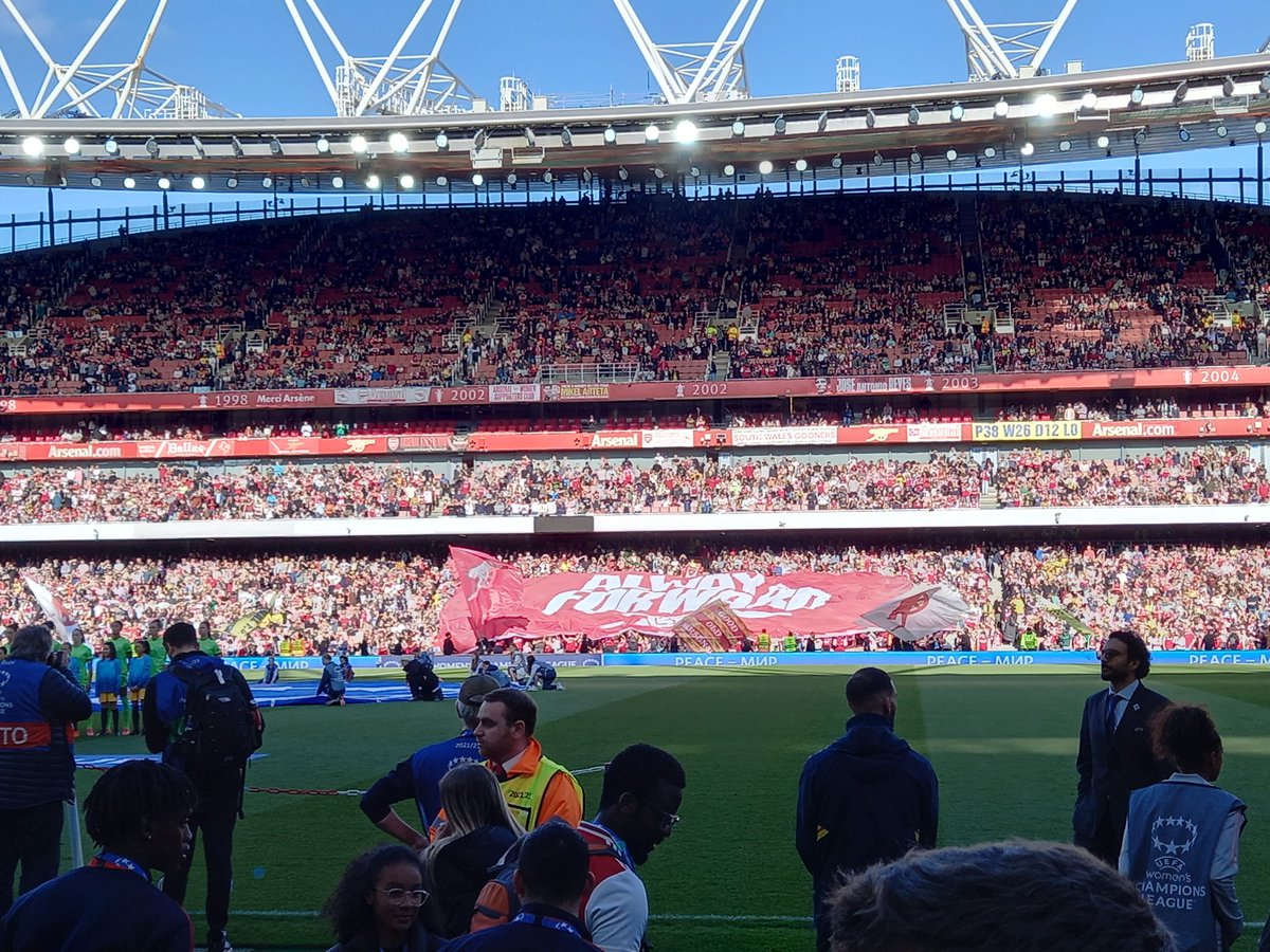 No dia que se bateu um recorde no Emirates Stadium, eu e a minha fotocópia estávamos lá.

#UefaWomensChampionsLeague 
@ArsenalWFC