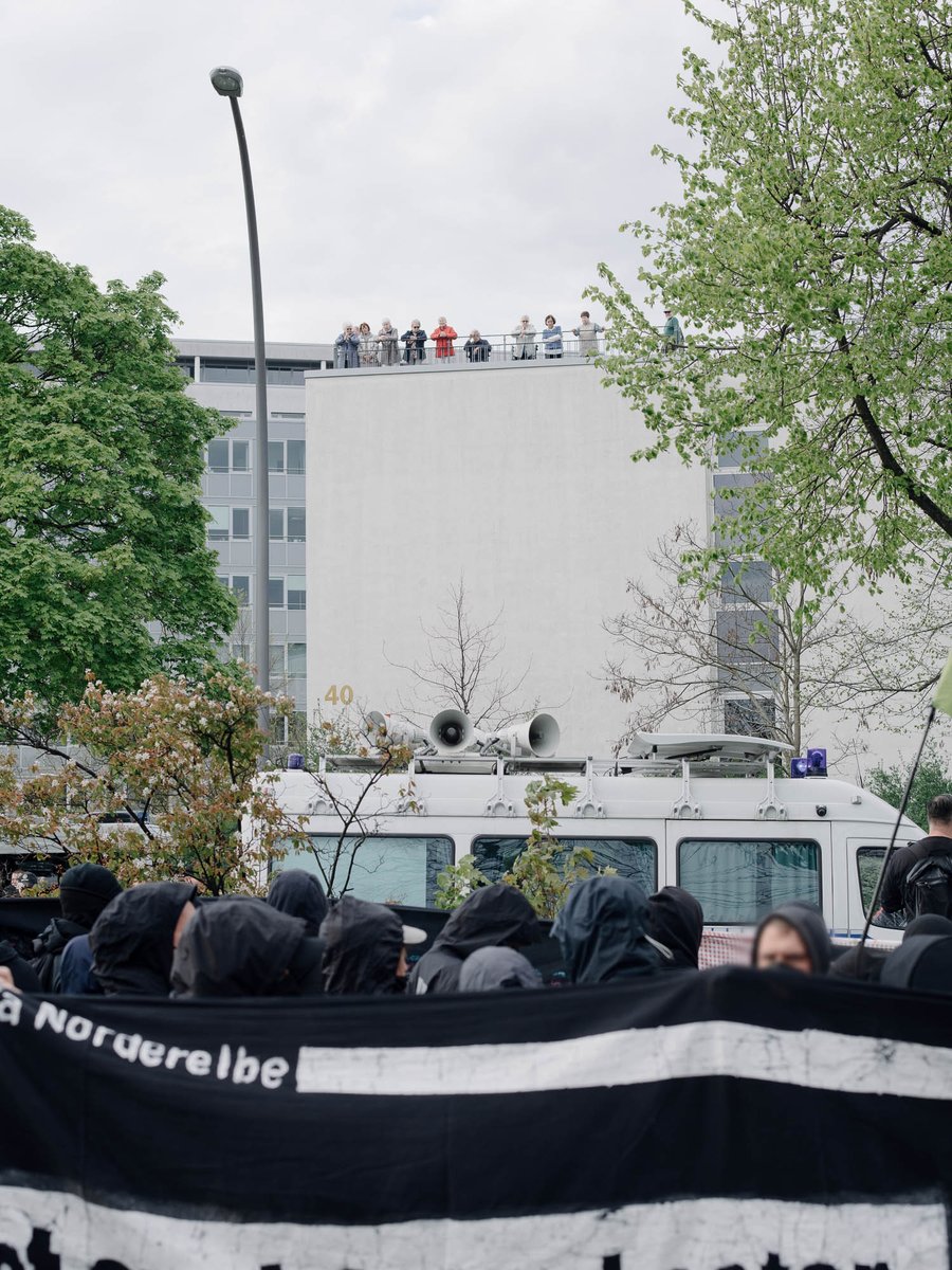 KnorrTimo's tweet photo. Heute sollte um 16 Uhr die Demo des Bündnisses @AnarchyInHH am Hagenbeks Tierpark loslaufen. 

Durfte sie aber nicht. Durch sehr viele Auflagen 
war es unmöglich den Zug losgehen zu lassen. 

1/x

#1mai #hh0105 https://t.co/SmJxzlHXlr