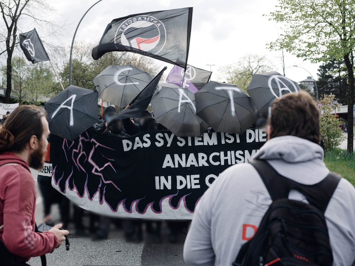 KnorrTimo's tweet photo. Heute sollte um 16 Uhr die Demo des Bündnisses @AnarchyInHH am Hagenbeks Tierpark loslaufen. 

Durfte sie aber nicht. Durch sehr viele Auflagen 
war es unmöglich den Zug losgehen zu lassen. 

1/x

#1mai #hh0105 https://t.co/SmJxzlHXlr