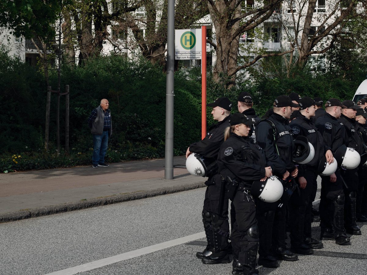 KnorrTimo's tweet photo. Heute sollte um 16 Uhr die Demo des Bündnisses @AnarchyInHH am Hagenbeks Tierpark loslaufen. 

Durfte sie aber nicht. Durch sehr viele Auflagen 
war es unmöglich den Zug losgehen zu lassen. 

1/x

#1mai #hh0105 https://t.co/SmJxzlHXlr