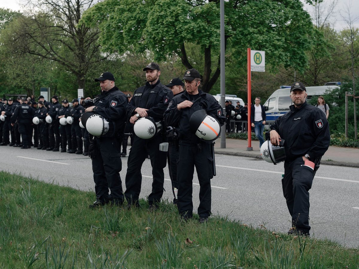 Heute sollte um 16 Uhr die Demo des Bündnisses <a href="/AnarchyInHH/">Schwarz-Roter 1.Mai</a> am Hagenbeks Tierpark loslaufen. 

Durfte sie aber nicht. Durch sehr viele Auflagen 
war es unmöglich den Zug losgehen zu lassen. 

1/x

#1mai #hh0105