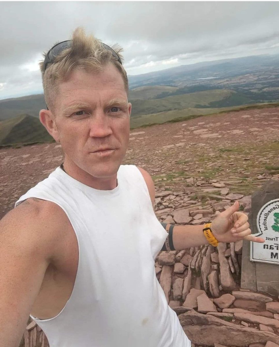 GarethJ12808478's tweet photo. 4 days, 9 hours sleep and 243 miles later I reached Pen-y-fan exactly 8 months ago.
Hungry, delirious and overcome with exhaustion I knew this feeling well, because the last time I felt like this was on a Monday morning after a mad sesh on the Speed. #exaddict #youcandoit https://t.co/Vj47XJ0AJk